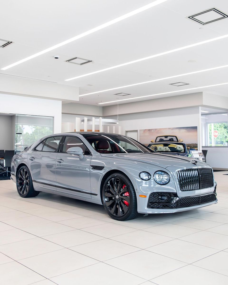 The 2023 #BentleyFlyingSpur Hybrid in Cambrian Grey & Hotspur
•
•
#bentley #flyingspur #hybrid #newinventory #carswithoutlimits #carsofinstagram #exoticcars #newinventory #dupontregistry