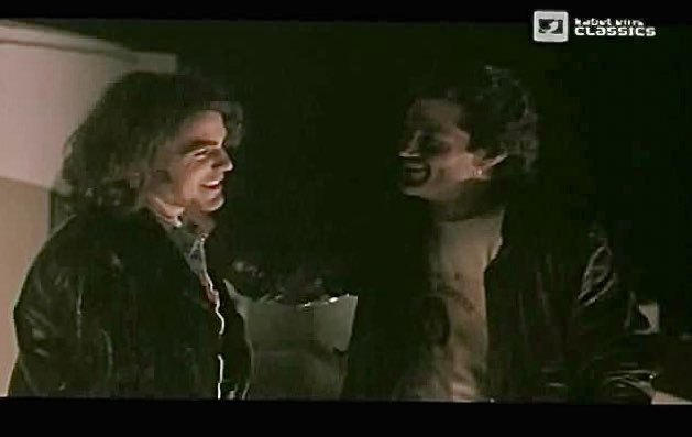 MarshallRTeague's tweet photo. #TeagueinON #TeagueTime
w #GeorgeClooney in
#TvSeries #SunsetBeat #Pilot Ep #OneDownFourUp
ALL fun n games as L.A. motorcycle cops chasing down a trailer load of stolen cash UNTIL 1 of my HOW many onscreen deaths?!? 🤨 #IfYouGottaGoGoBIG
abSOlutely #Teaguerizing #Teaguepletion 🎭 https://t.co/DAYf23Suzt
