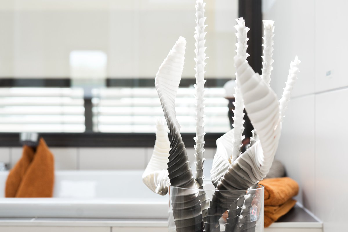 UngerPark's tweet image. Heute stellen wir dieses tolle Badezimmer von @‌weberhaus vor. ✨

Was uns besonders daran gefällt? Über eine repräsentative Galerie strömt das Tageslicht in den hellen Flur so wie auch in dieses Badezimmer.

Wie findest du dieses Bad? 🛀

#bathroom #badezimmer #badplanung