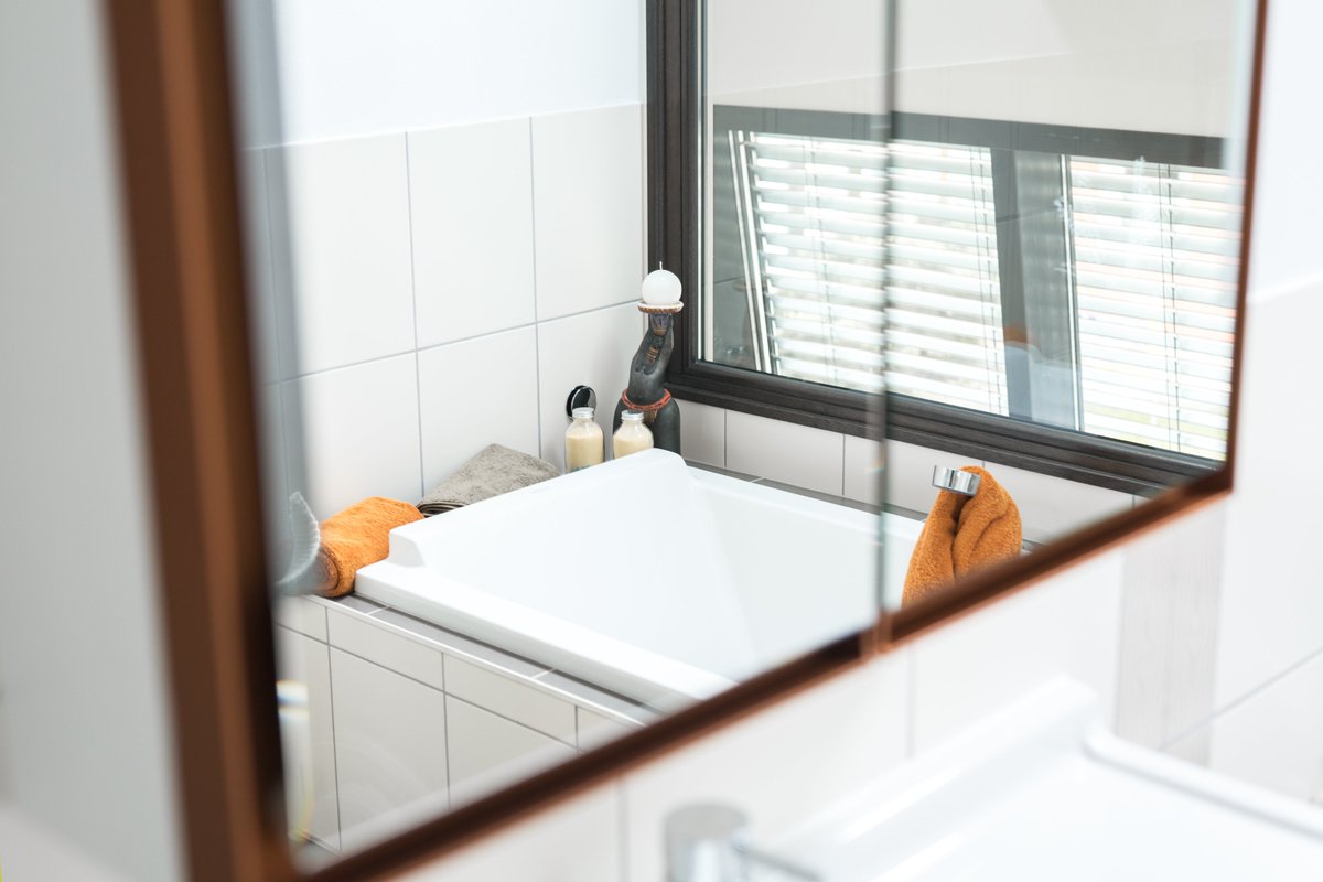 UngerPark's tweet image. Heute stellen wir dieses tolle Badezimmer von @‌weberhaus vor. ✨

Was uns besonders daran gefällt? Über eine repräsentative Galerie strömt das Tageslicht in den hellen Flur so wie auch in dieses Badezimmer.

Wie findest du dieses Bad? 🛀

#bathroom #badezimmer #badplanung