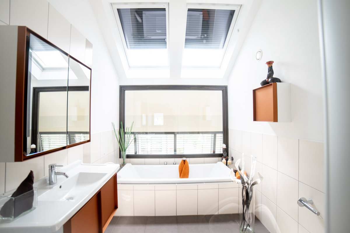 UngerPark's tweet image. Heute stellen wir dieses tolle Badezimmer von @‌weberhaus vor. ✨

Was uns besonders daran gefällt? Über eine repräsentative Galerie strömt das Tageslicht in den hellen Flur so wie auch in dieses Badezimmer.

Wie findest du dieses Bad? 🛀

#bathroom #badezimmer #badplanung