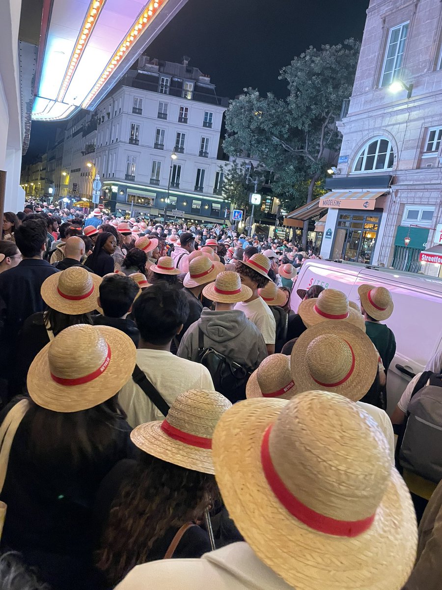 LifeInSongY's tweet image. Une avalanche de Chapeaux de paille à la sortie du Grand Rex ! #OnePieceLiveAction