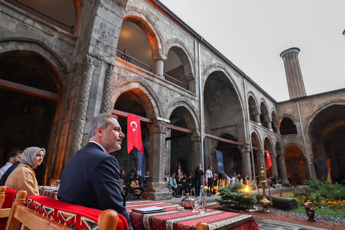 Bugün, yiğitler diyarı Erzurum’daydık. Esnaf ve eşrafımızla bir araya geldik. Genç arkadaşlarımızla ülkemizin stratejik önceliklerine dokunan, zengin içerikli ve oldukça samimi bir sohbet gerçekleştirdik. Teşekkürler Erzurum!