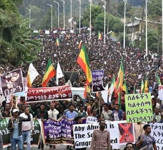 አማራ ለ5 አመታት አትግደሉኝ አታፈናቅሉኝ ብሎ በሰላማዊ መንገድ ሲጠይቅ "ሰልፍ የማይሰለቻቸው" እያሉ አላገጡ! ሰልፋችን ካልተሰማ ሰይፋችንን እናነሳለን ሲልም ተሳለቁበት! በሰላማዊ ጥያቄዎቹ ሁሉ የተቀለደበት አማራ ሰይፍ ማንሳት ብቸኛ አማራጩ ሆነ!