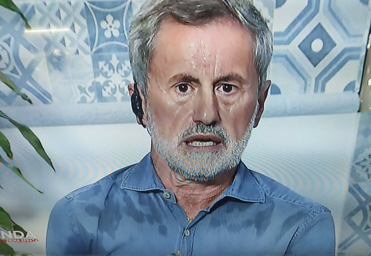N_i_c_o_la's tweet photo. Date un ventilatore a quest'uomo.

#Alemanno #Inonda https://t.co/jzrNpLz4hJ