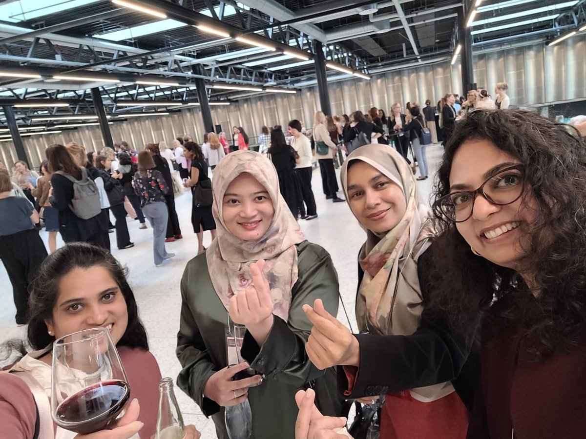 The Korean mini heart again (AOPMC memories)! At the #MDSCongress women in movement disorders networking event! With the incredible Dr. Norlinah Ibrahim from Malaysia, my co- social media ambassador @Amelia_Fauzi and the brilliant Dr. Sneha Kamath!