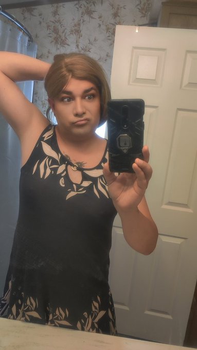 Uhg....Grandma Dress 😂. Need my nails done too. FML. Whatever, this is me 🙃❤️ https://t.co/6EgwKsNRW<a href="/tag/newprofilepic"class="tags"><span>#newprofilepic</span></a>