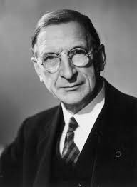 BillyKelleherEU's tweet photo. #OTD in 1975, Éamon #DeValera died. 

Without doubt one of the most consequential people in modern Irish history. 

Teacher, revolutionary, statesman and patriot, but for us in @fiannafailparty, he will always be the Chief. 

Ar dheis Dé go raibh a anam dhílis. 🇮🇪 https://t.co/yT5ZspFQC7