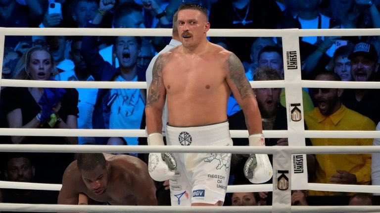 BXNGTalk's tweet photo. It’s no secret that Usyk wears his shorts high, but should a new belt line be governed for fighters who wear their shorts above the naval? 🤔 #UsykDubois #Boxing https://t.co/HtBSqpTFEp