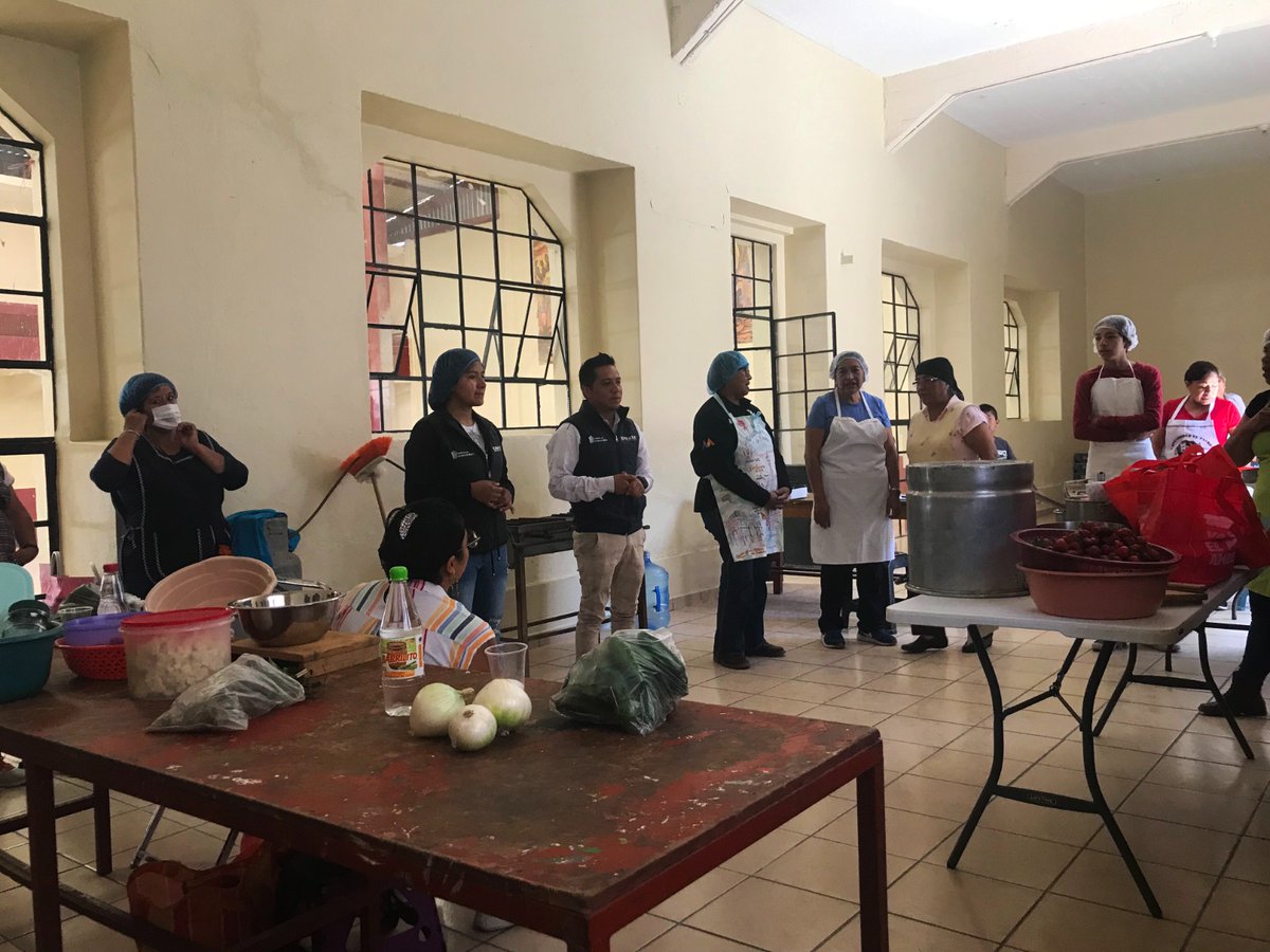 AmbienteEdomex's tweet photo. Para aprovechar los productos que se obtienen en casa, la #CGCE de la #SMAGEM imparte el taller “Aprovechamiento del huerto urbano”, a visitantes de la Casa Ejidal de San Mateo Chipiltepec en #Acolman. https://t.co/WLldH7R7zu