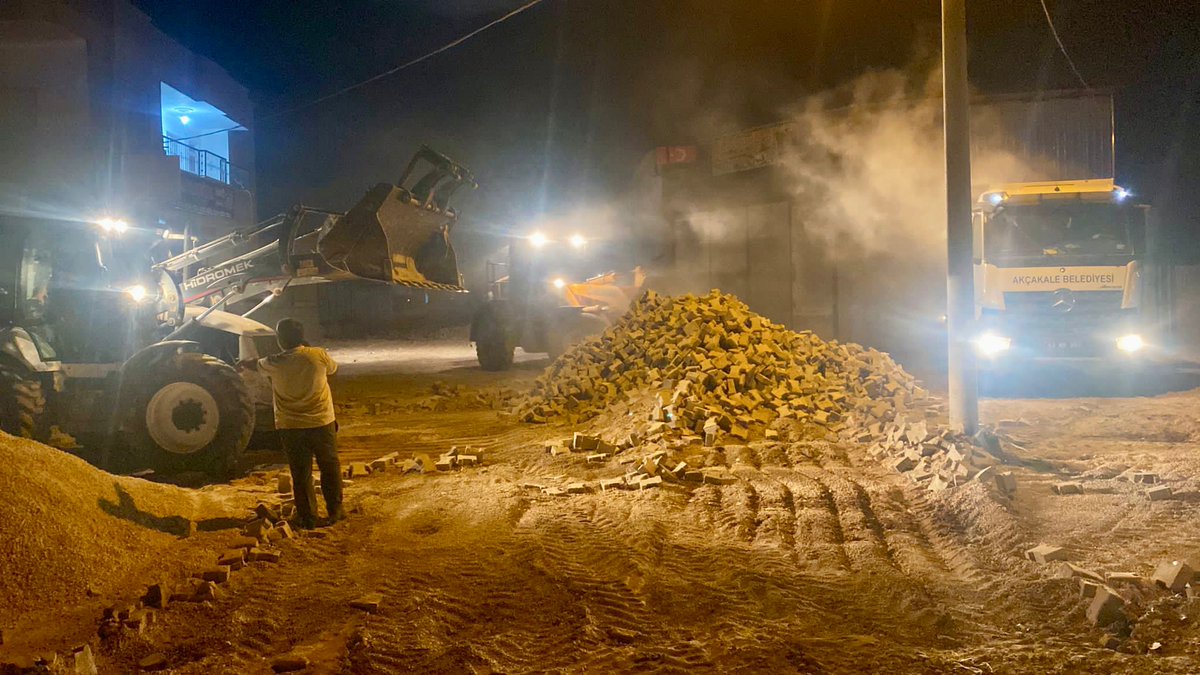 akcakalebld's tweet photo. Gece çalışmalarımız sürüyor…

📍Ceylanpınar Caddesi 416 Sokak.

⚠️ Kilitli parke söküm çalışmalarımız devam ediyor.🚧 https://t.co/2OXdglIgzO