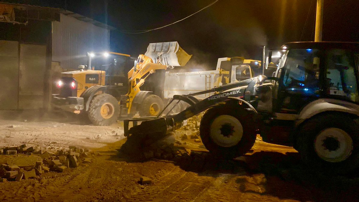akcakalebld's tweet photo. Gece çalışmalarımız sürüyor…

📍Ceylanpınar Caddesi 416 Sokak.

⚠️ Kilitli parke söküm çalışmalarımız devam ediyor.🚧 https://t.co/2OXdglIgzO