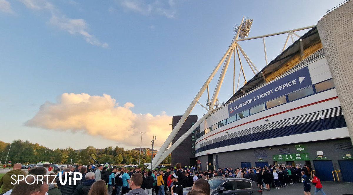 SportzVip's tweet photo. A few from tonight here @OfficialBWFC all takenfrom a fans perspective ;) #sportzvip #fanphotography #bwfc #coywm https://t.co/dPrPJAculy