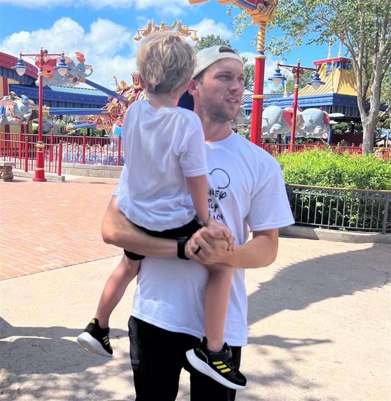 #PhillipPhillips on dad duty at Disney! ❤️💪🎡 <a href="/phillphill/">Phillip Phillips</a>
​
​Listen to his music on the free iHeartRadio app!