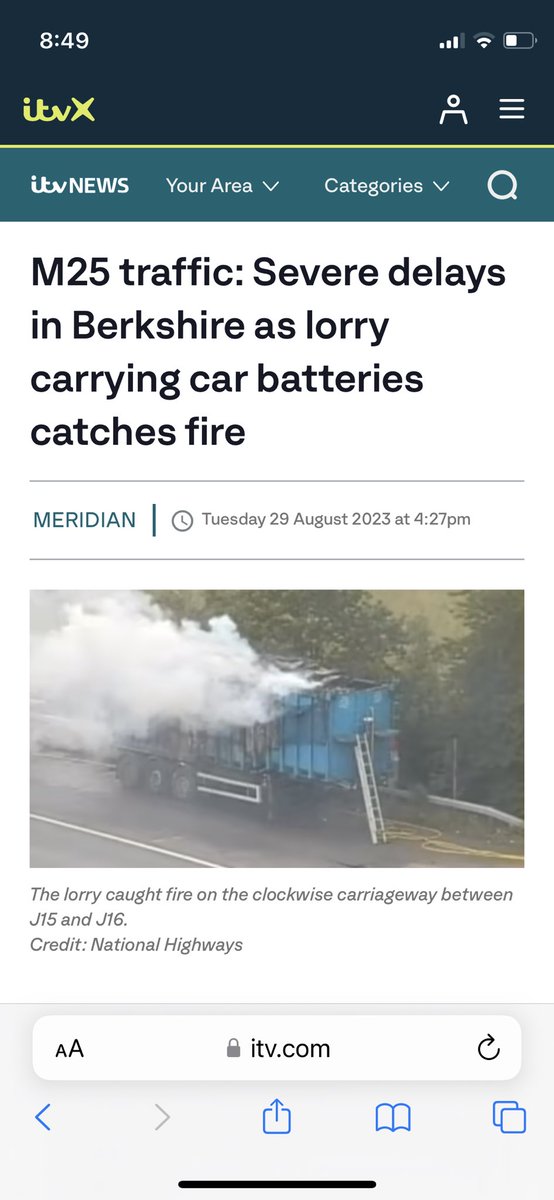 This cost me 2.5 hrs clockwise/45 mins anti-clockwise today. Looked like scrap metal as well as old batteries. How ironic that on ULEZ expansion day a load of seemingly recklessly carried scrap gridlocks 1/4 of the M25 & billows toxic smoke into London. #ULEZ