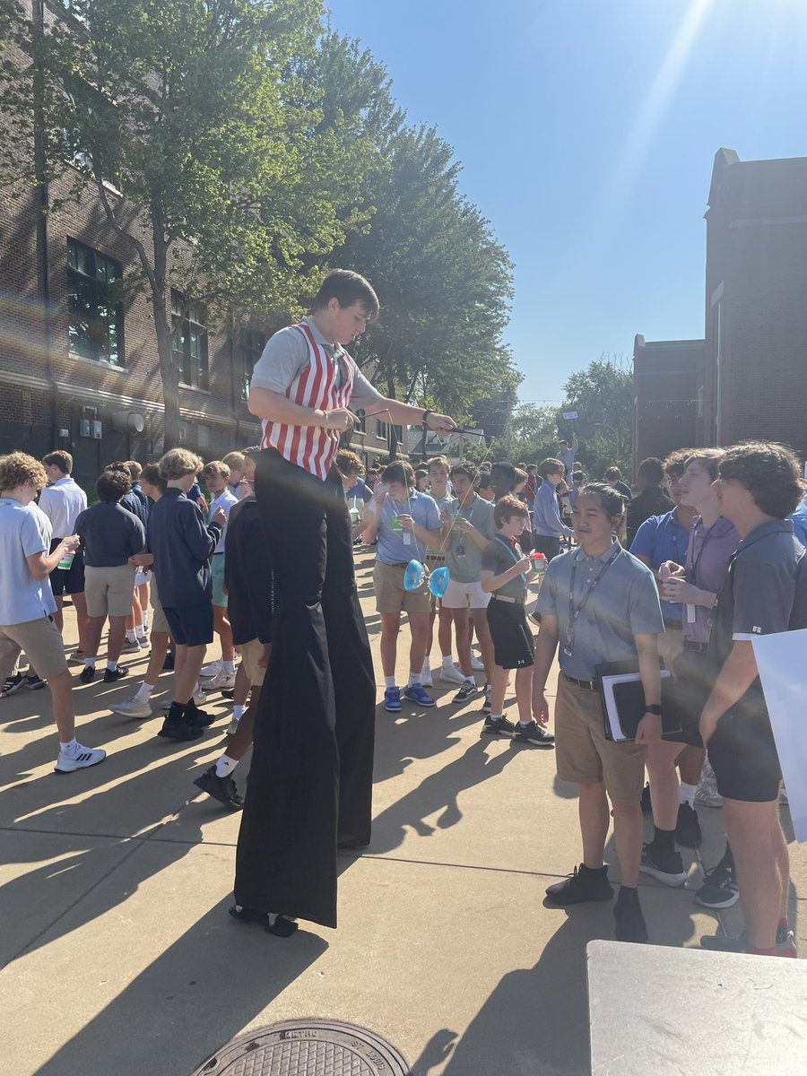 SLUHStudentLife's tweet image. Sno-cones. Over 70 clubs. Beautiful weather. It was a great day for the Activities Fair at the U High! @sluhjrbills @SLUHSTUCO