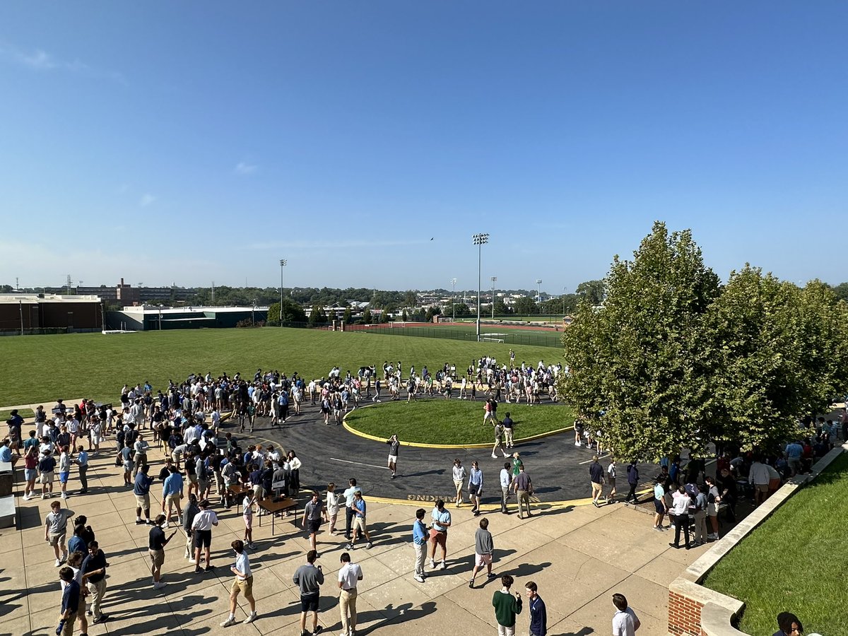 SLUHStudentLife's tweet image. Sno-cones. Over 70 clubs. Beautiful weather. It was a great day for the Activities Fair at the U High! @sluhjrbills @SLUHSTUCO