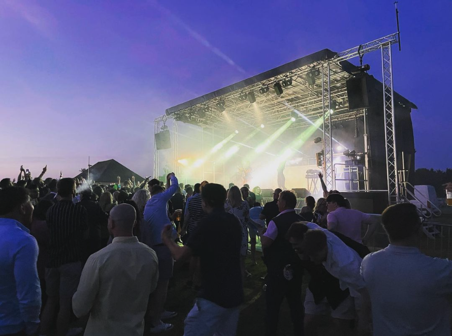 danleysoundlabs's tweet image. Concert season doesn't end until we say it does 🎸🎤

📷: @LoudHire 
#danleysoundlabs #experiencedanley #loudspeakers #J7