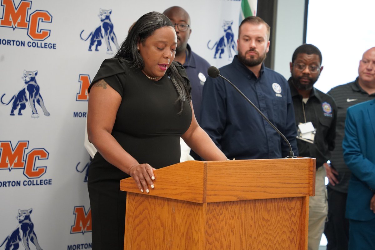 ToniPreckwinkle's tweet photo. From Rain to Resilience: FEMA and Cook County join together to assist residents affected by flooding in Cicero, Berwyn, and Chicago. Our recovery centers bring not only resources but also a glimmer of hope for brighter days ahead. #CookCountyStrong #FloodSupport https://t.co/UenLj0APM3