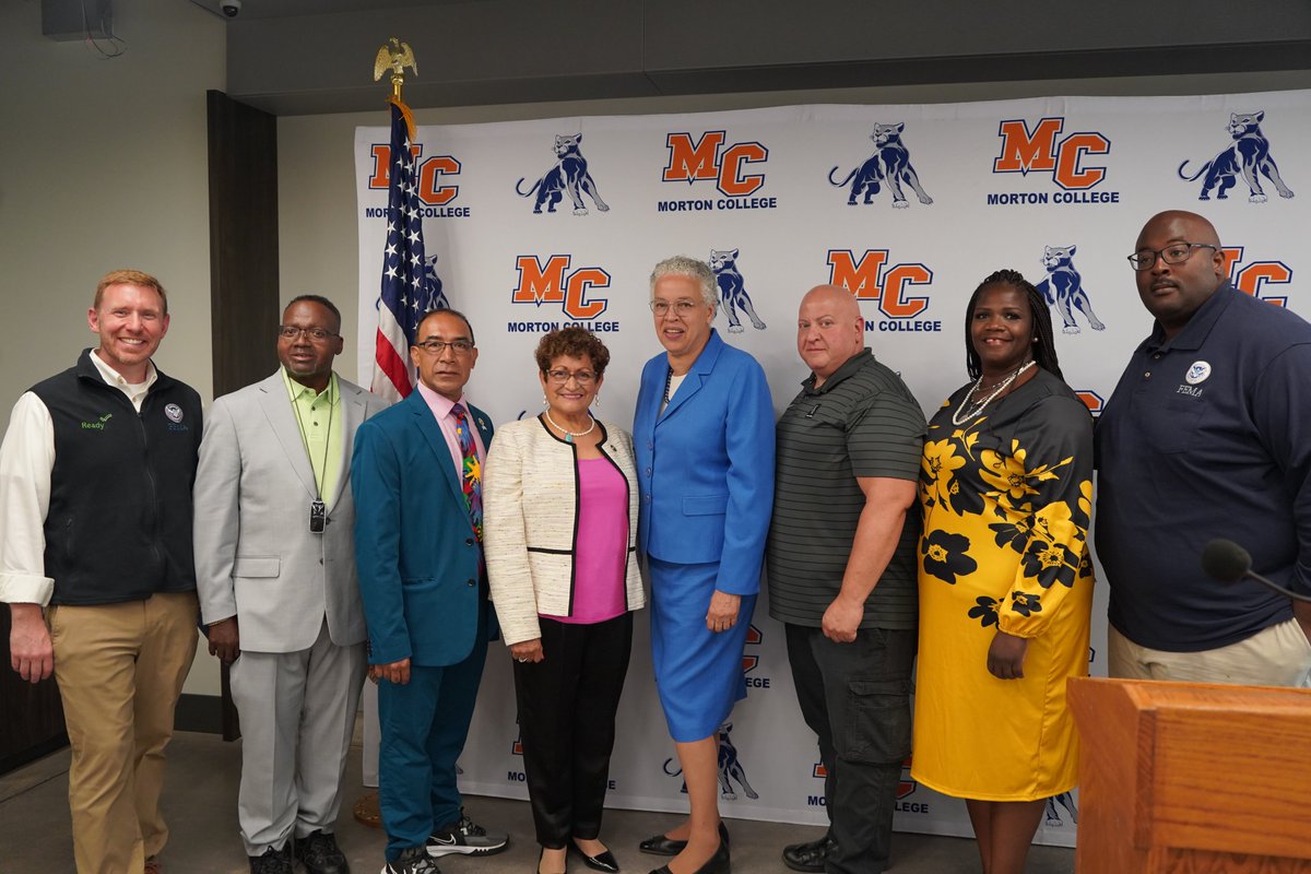 ToniPreckwinkle's tweet photo. From Rain to Resilience: FEMA and Cook County join together to assist residents affected by flooding in Cicero, Berwyn, and Chicago. Our recovery centers bring not only resources but also a glimmer of hope for brighter days ahead. #CookCountyStrong #FloodSupport https://t.co/UenLj0APM3