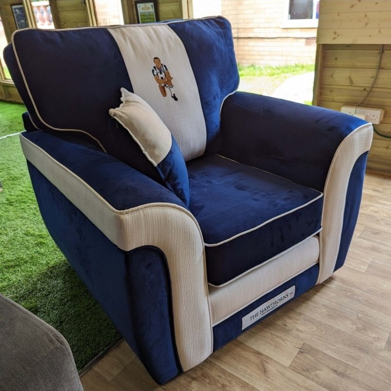 soccer_sofas's tweet image. Our Hawthorns collection Armchair, delivered to a very happy customer! Looks absolutely fantastic 😍
For more collections visit our website 
soccersofas.com 
Designed by fans for the fans! 
BRINGING FOOTBALL HOME ⚽️