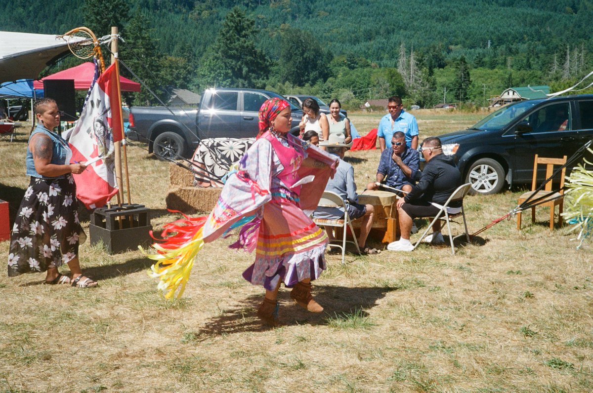 OrcaCoveMedia's tweet image. Our beautiful dancers on cue + costume fixes. 
 
With Chelsey Gray, Aaliyah Sampson, Kaiea Wilson-James, Kiri Green, Samantha Ceron, Victoria Vasquez-Abbott, Justine Underwood.  

Images: Daniel Taggart-Hodge.  
#SweetSummerPowWow #IndigenousMedia #IndigenousCast #PowWowDancers