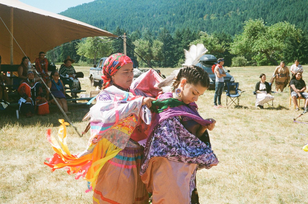 OrcaCoveMedia's tweet image. Our beautiful dancers on cue + costume fixes. 
 
With Chelsey Gray, Aaliyah Sampson, Kaiea Wilson-James, Kiri Green, Samantha Ceron, Victoria Vasquez-Abbott, Justine Underwood.  

Images: Daniel Taggart-Hodge.  
#SweetSummerPowWow #IndigenousMedia #IndigenousCast #PowWowDancers