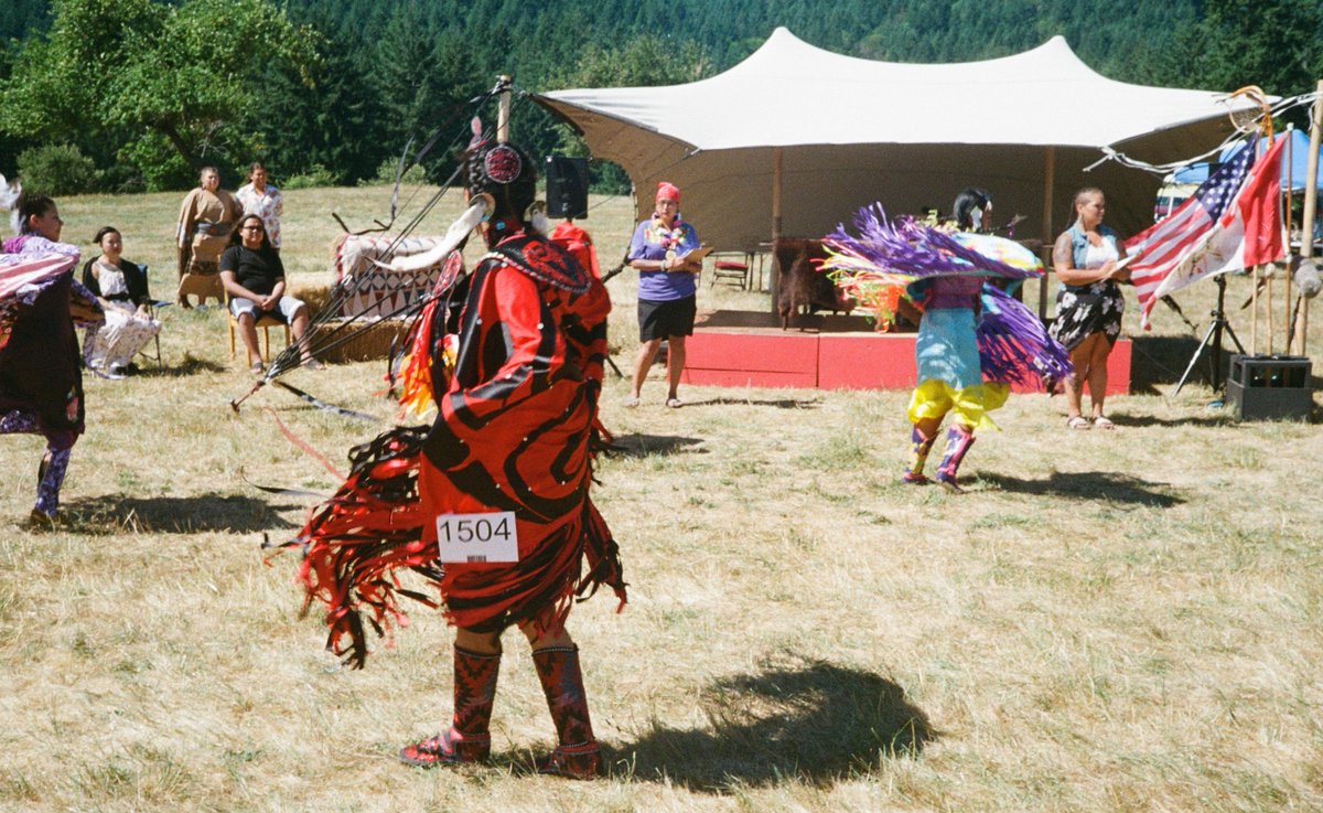 OrcaCoveMedia's tweet image. Our beautiful dancers on cue + costume fixes. 
 
With Chelsey Gray, Aaliyah Sampson, Kaiea Wilson-James, Kiri Green, Samantha Ceron, Victoria Vasquez-Abbott, Justine Underwood.  

Images: Daniel Taggart-Hodge.  
#SweetSummerPowWow #IndigenousMedia #IndigenousCast #PowWowDancers