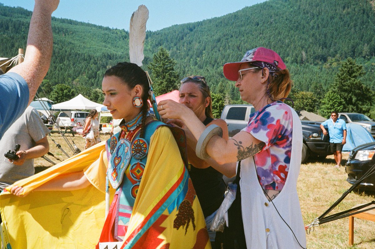 OrcaCoveMedia's tweet image. Our beautiful dancers on cue + costume fixes. 
 
With Chelsey Gray, Aaliyah Sampson, Kaiea Wilson-James, Kiri Green, Samantha Ceron, Victoria Vasquez-Abbott, Justine Underwood.  

Images: Daniel Taggart-Hodge.  
#SweetSummerPowWow #IndigenousMedia #IndigenousCast #PowWowDancers