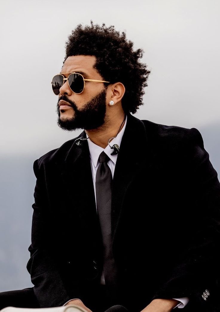 xxoottwwoodd's tweet photo. 🚨| TMZ reports, Canadian singer The Weeknd hospitalized with back pain after carrying the music industry for the last 13 years. https://t.co/d3XixGJmmp
