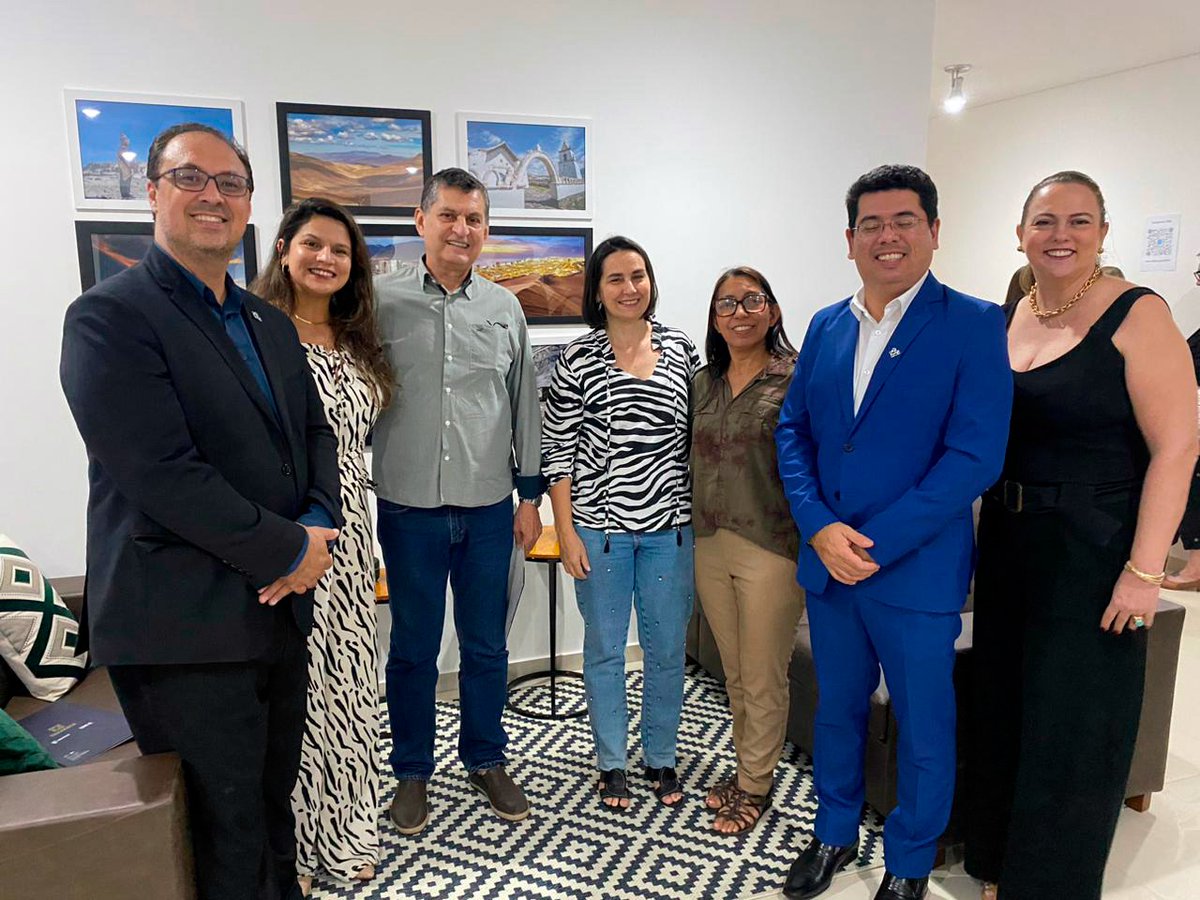 Gore_Tarapaca's tweet photo. #TarapacáAlMundo🌎

Representantes de los municipios brasileños de #BelaVista y #PortoMurtinho y el directorio de la Asoc. Comercial e Ind. de #CampoGrande, conocieron detalles del ecosistema logístico de #Tarapacá en la oficina que la @CorporacionTar instaló en #MatGrosso doSul. https://t.co/rMv3vEQc9n