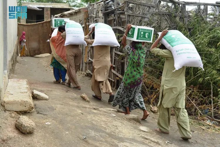 #السعودية توزع أكثر من 54 طن من السلال الغذائية في منطقة سجاول بإقليم السند في باكستان. 

-
