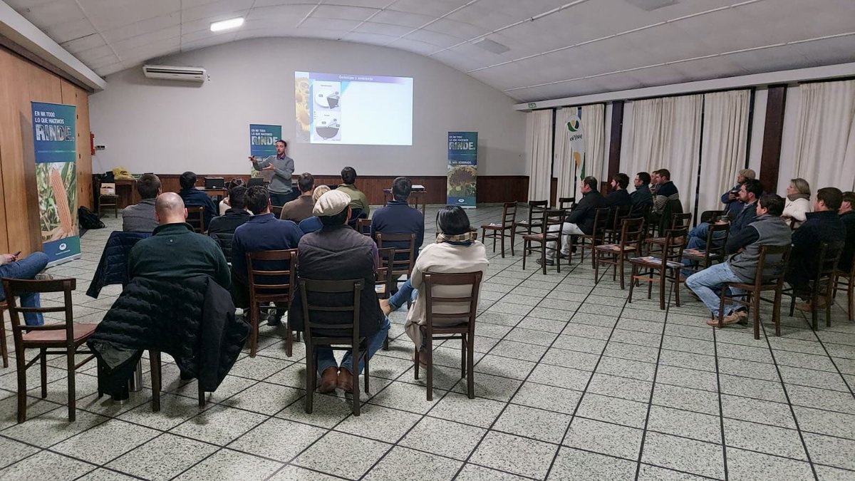 🌻Charla Técnica de Girasol <a href="/NKSemillas/">NK Semillas</a> 🌻
📍Colonia Valdense. <a href="/sofoval/">SOFOVAL</a> 
"Girasol, una alternativa viable a la diversificación" Manejo general del cultivo a cargo de Ing.Agr.Sebastián Zuil de INTA Rafaela. 

#NKSemillas
#SembrandoUruguay
#RecorridaYalfín