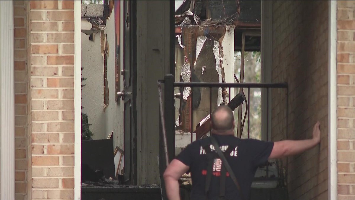 VASqueeks's tweet photo. My unit was on the left...@LarrySReports A complete loss https://t.co/L2JHRd05U2