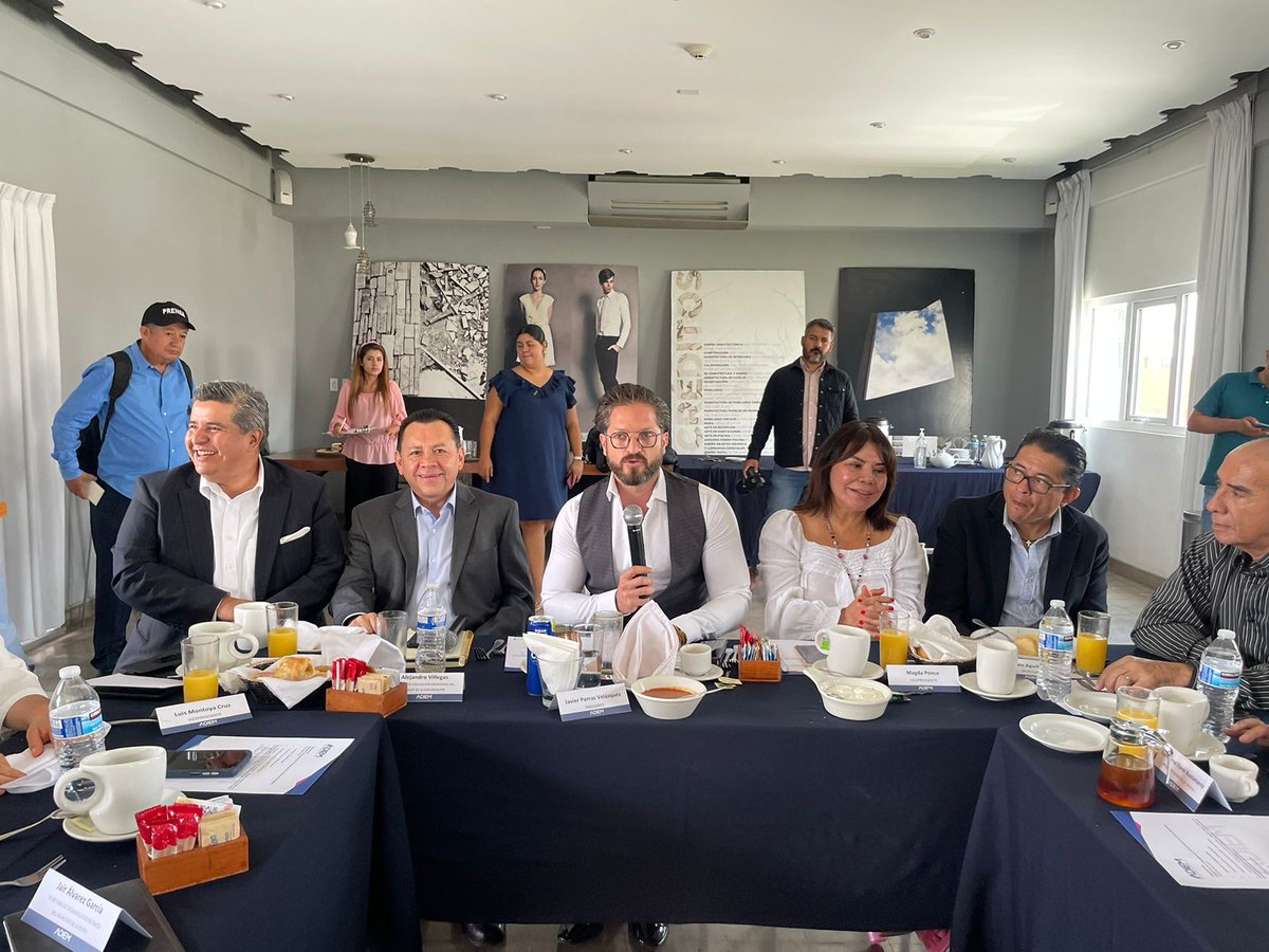 📣 En el desayuno del día de hoy con <a href="/ConsejoCC/">Consejo Comunicación</a>  "La Voz de las Empresas", celebrando la alianza estratégica entre el sector empresarial, el gobierno y el Consejo. Juntos amplificamos la difusión de proyectos y fortalecemos el desarrollo económico a nivel nacional. ¡Unidos por un