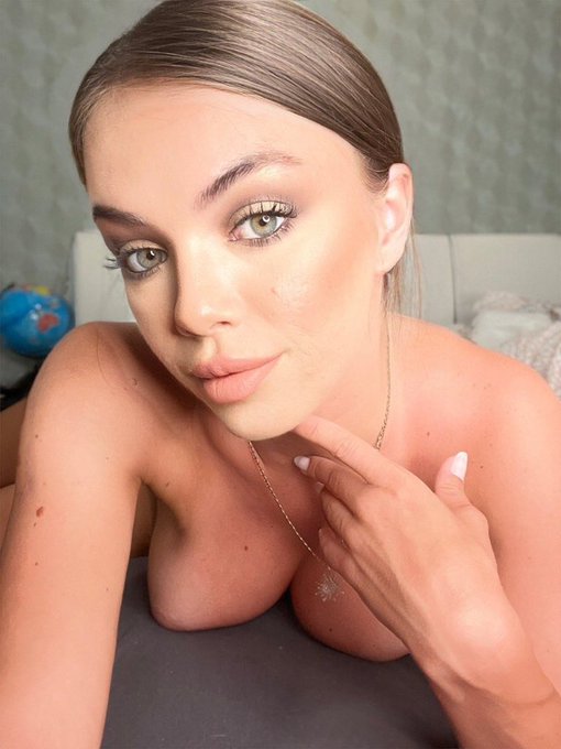 I&rsquo;m waiting for you to rock my body right 😈 https://t.co/RBtBU1666R