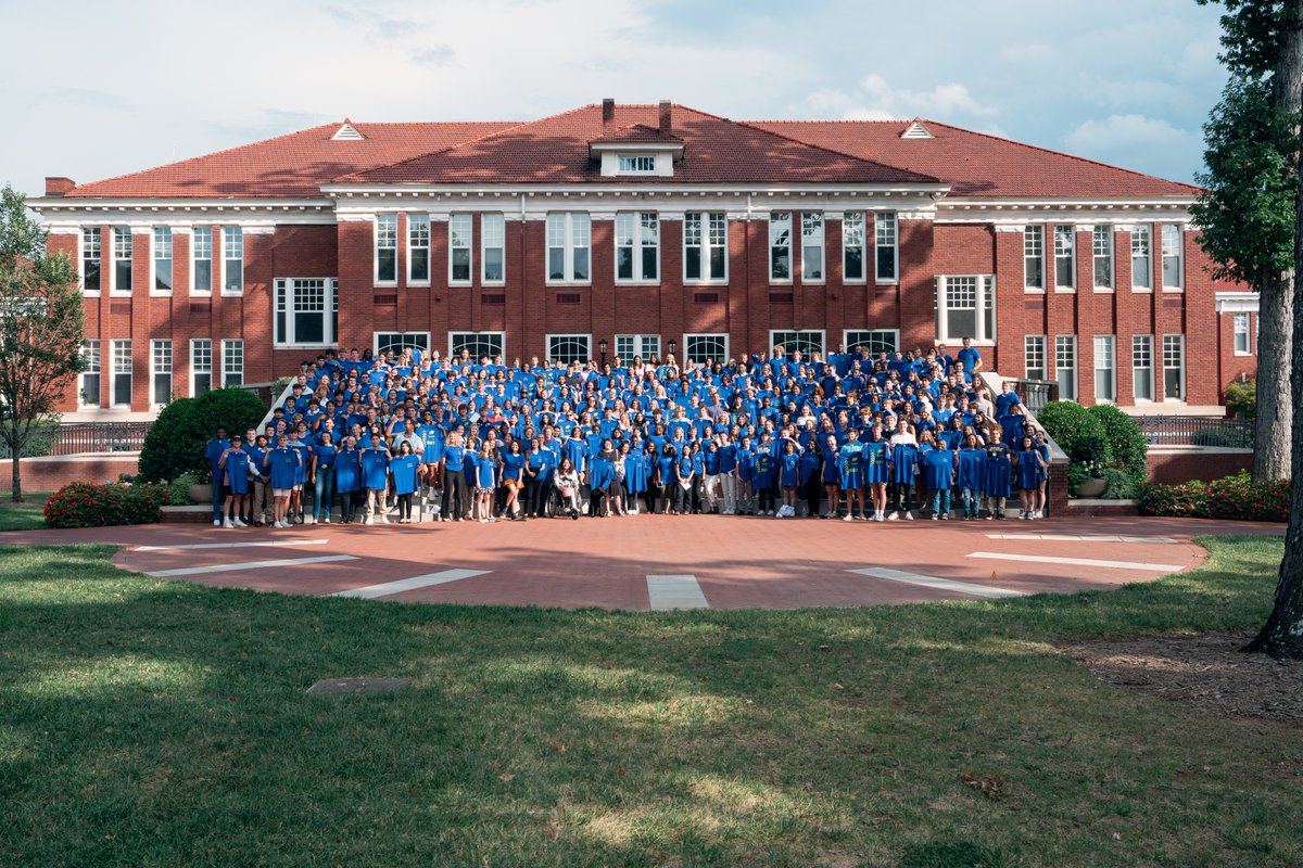This week, 414 new first-year students began their academic journey at Queens. As the largest and most academically prepared class in the university's history, these future leaders will continue to shape Queens into a vibrant community.

Learn more ⤵️ queens.edu/news/2023/quee…