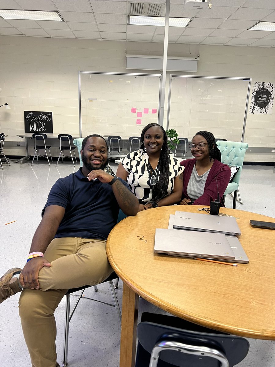 BrandiceShackl1's tweet photo. @CarverRoadMS Mentor/Mentee Meeting with our Lead Mentor @MrsAjThompson1 https://t.co/wGyJPI20Jg