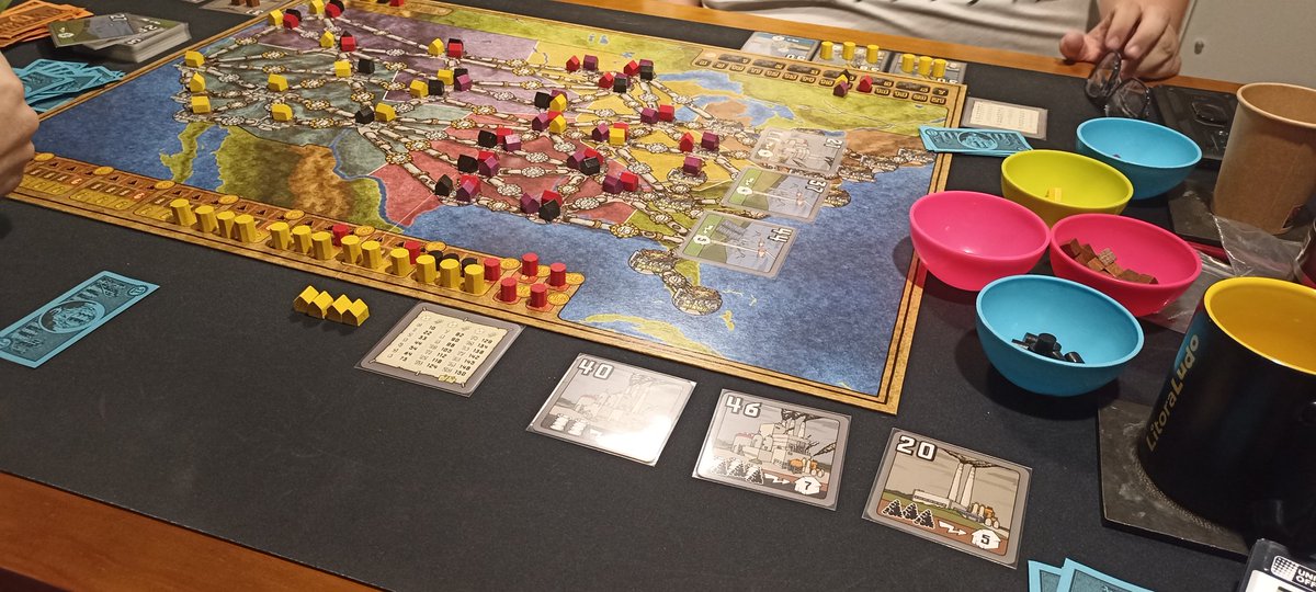 LitoraLudo's tweet photo. Hoy 3 partidas a #Lacaza dos con @KarlMartinyCia y una con @MenudaPieza y un #AltaTensionJuegodeMesa #PowerGridBoardGame Una tarde de juegazos. https://t.co/PLLigiLm8V