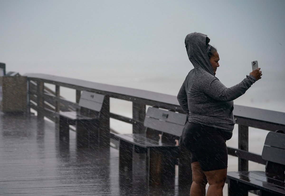 Naples Pier got smacked by an outer band from Hurricane Idalia today while I was out

more: naplesnews.com/picture-galler…