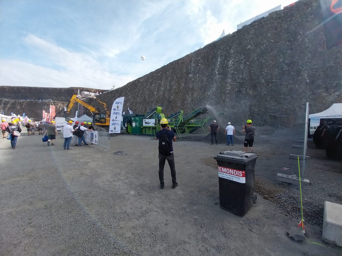 amcastinc's tweet photo. Thank you to everyone who made Stein Expo such an incredible event! Our mining partners, RAF S.p.A. received a lot of interest in their Mobile Crusher (pictured). Check out their advanced approach to producing small gravel here: https://t.co/dNblRn3GA7 
#mining #aggregate #miners https://t.co/lrFBiFv2Rf