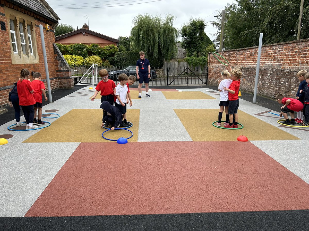 HallatonPrimary's tweet image. Year 2 showed great teamwork in PE today #Respectable