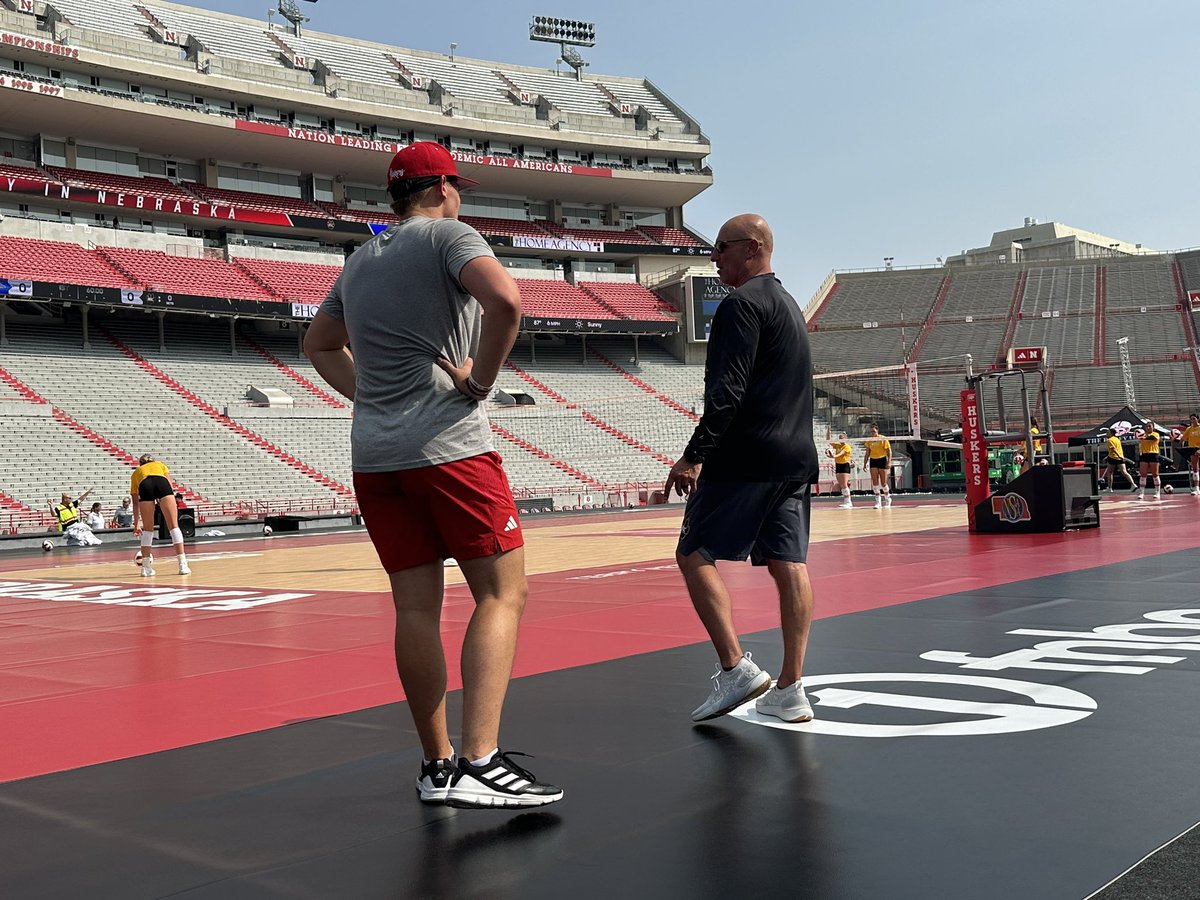 Pretty special moment for Wayne State Head Coach Scott Kneifl.

His son, Brooks, is a freshman on @Husker_Baseball 

Stopped by to say hi to his dad at work.