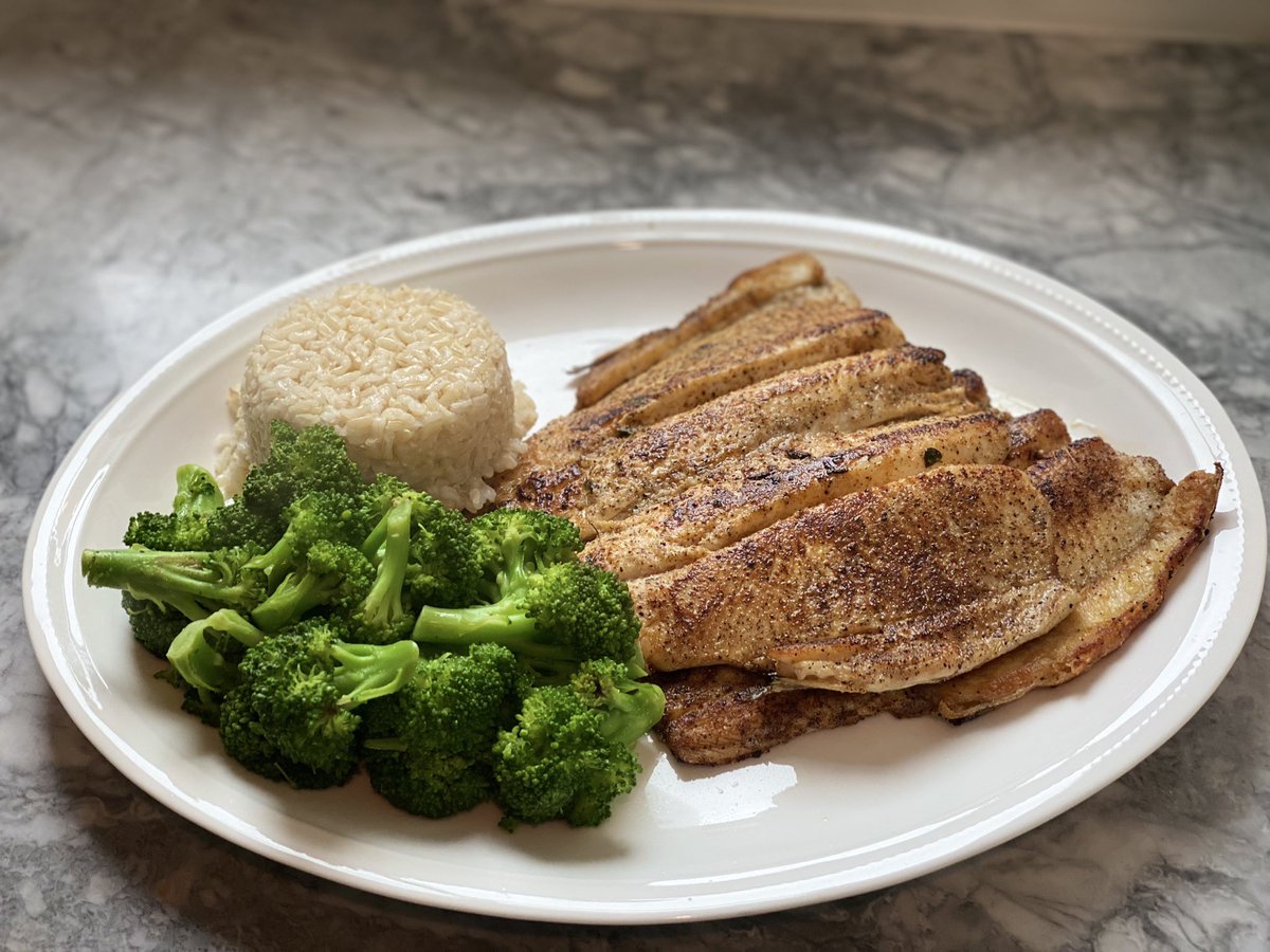 chefcourt1's tweet photo. Todayβs healthier meal options.
Pan seared rainbow trout with broccoli and brown rice.
Chicken stirfry with jasmine rice.
#chefcourtneybrown
#chefcourt1
#travelingchef https://t.co/PBw8v9pQo9