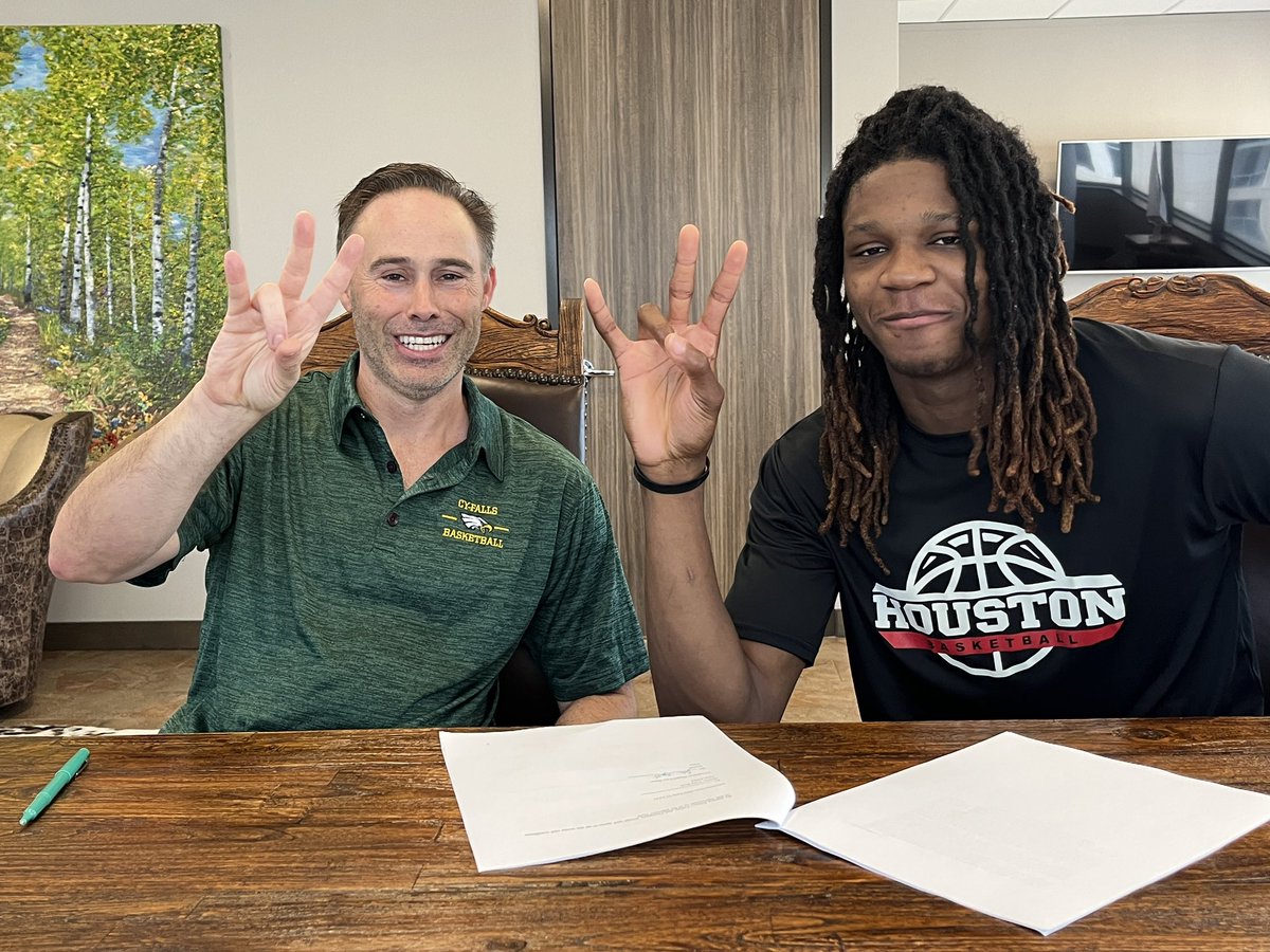Mark Berman (@markberman_) on Twitter photo Houston attorney John Daspit (<a href="/DaspitLaw/">John Daspit</a>) signs all the players from <a href="/UHCougarMBK/">Houston Men's Hoops ๐ ๐พ</a> to another significant Name, Image and Likeness (NIL) deal (high six-figures). Power forward Jo Jo Tugler (<a href="/joseph_tugler/">Joseph Tugler</a>) represented his teammates at Daspit Law Firm. Facilitated by @LinkingCoogs Houston attorney John Daspit (<a href="/DaspitLaw/">John Daspit</a>) signs all the players from <a href="/UHCougarMBK/">Houston Men's Hoops ๐ ๐พ</a> to another significant Name, Image and Likeness (NIL) deal (high six-figures). Power forward Jo Jo Tugler (<a href="/joseph_tugler/">Joseph Tugler</a>) represented his teammates at Daspit Law Firm. Facilitated by @LinkingCoogs