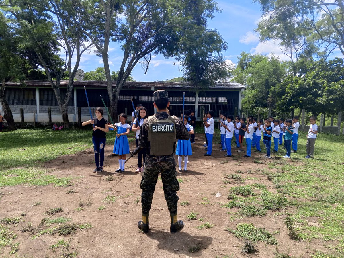 FFAAHN's tweet image. Las #FFAA a través de miembros del 16 Batallón de Infantería enseñan ejercicios de orden cerrado #EDOC a los alumnos del Centro de Educación Básica Pompilio Aguiluz Mena en la Aldea Zopilote, Olancho, previo a las fiestas patrias.