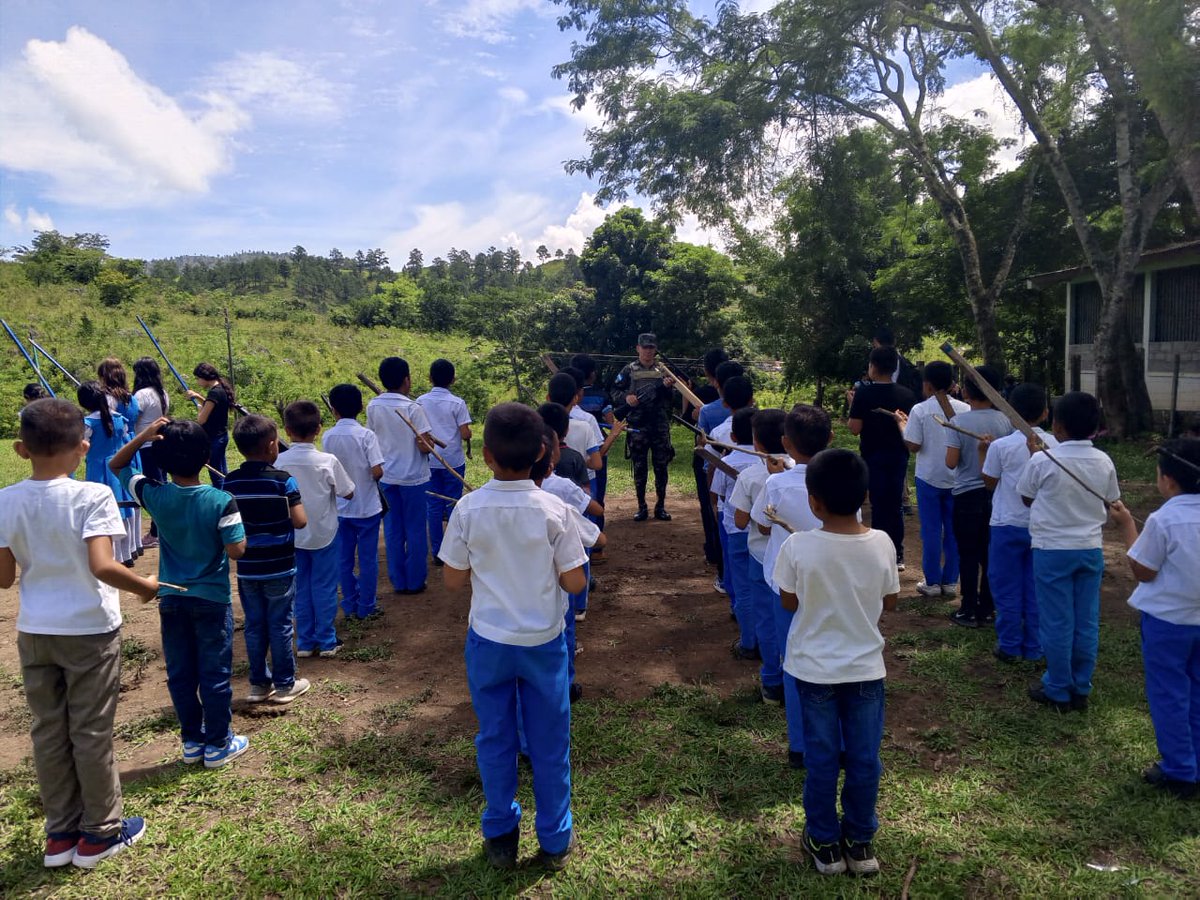 FFAAHN's tweet image. Las #FFAA a través de miembros del 16 Batallón de Infantería enseñan ejercicios de orden cerrado #EDOC a los alumnos del Centro de Educación Básica Pompilio Aguiluz Mena en la Aldea Zopilote, Olancho, previo a las fiestas patrias.