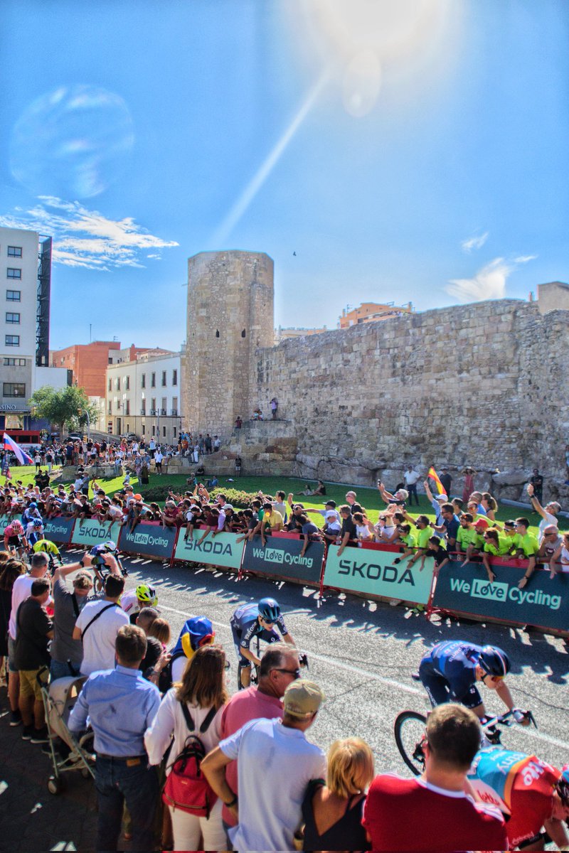 MatalasserGETGN's tweet photo. @lavuelta  a arribat als carrers de l'Antiga Tarraco

Fotos a 300m de la linia de meta als peus del #pretori

#Tarragona #LaVuelta23 #LaVuelta #ciclismo #catalunya #españa #deporte #rtve

@rtve https://t.co/ThW6fS2cbU