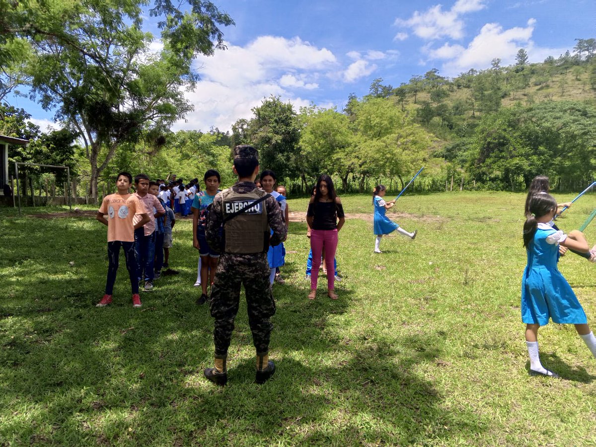 FFAAHN's tweet image. Las #FFAA a través de miembros del 16 Batallón de Infantería enseñan ejercicios de orden cerrado #EDOC a los alumnos del Centro de Educación Básica Pompilio Aguiluz Mena en la Aldea Zopilote, Olancho, previo a las fiestas patrias.