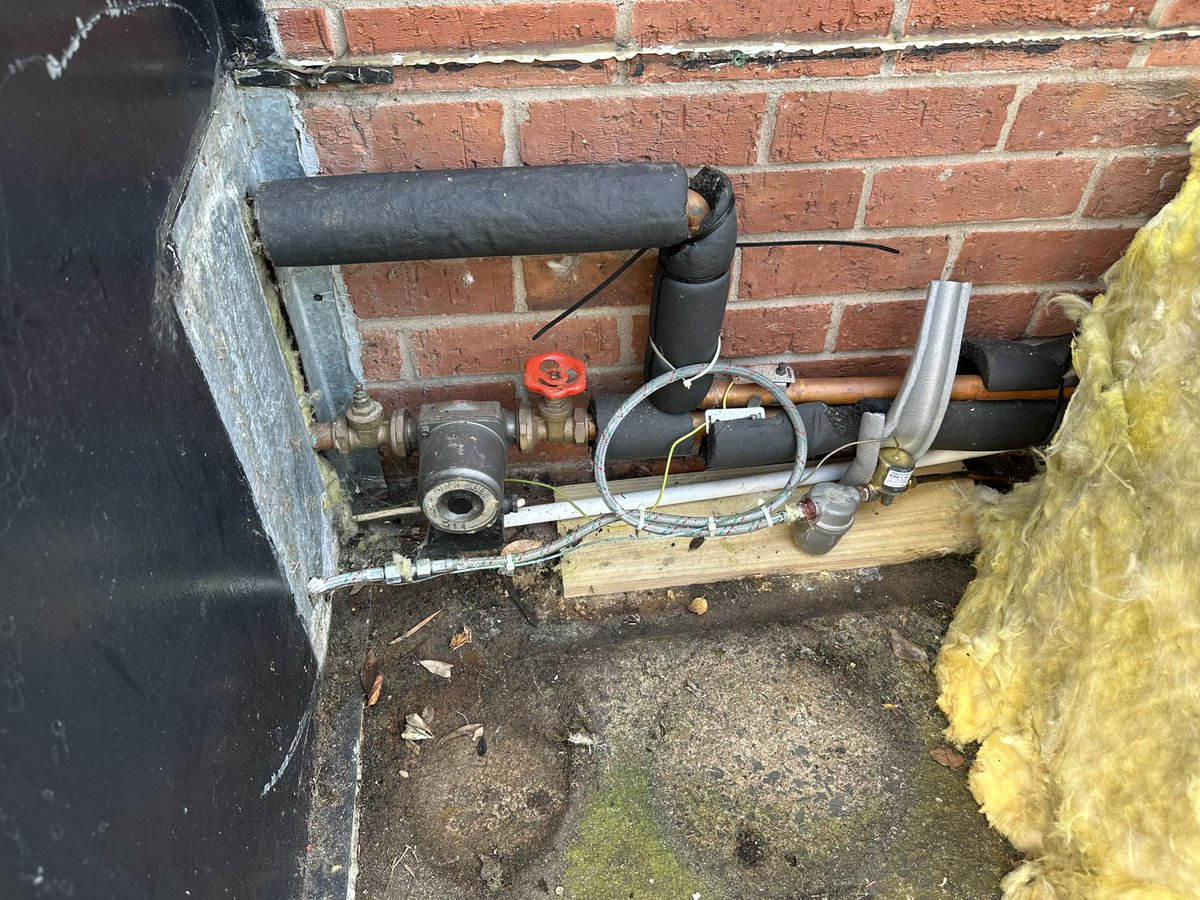 HeatingControls's tweet image. Another cracker from last week, plastic tank inside a garage sitting on 15mm MDF sheet and two flexible oil lines joined together.. #boilermaintenance #doitright #heatingcontrolsbelfast #maintenance #heatingcontrolsanddevices #burner #domesticoil